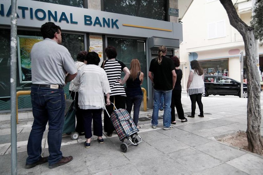 Δημοψήφισμα: Ουρές σε τράπεζες (photos)