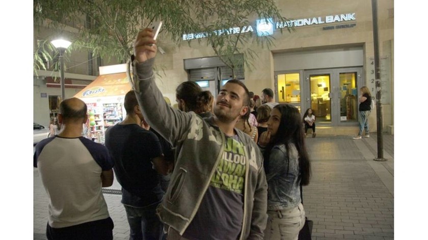 Capital controls: Η selfie έξω από κλειστή τράπεζα που κάνει το γύρο του διαδικτύου (photo)