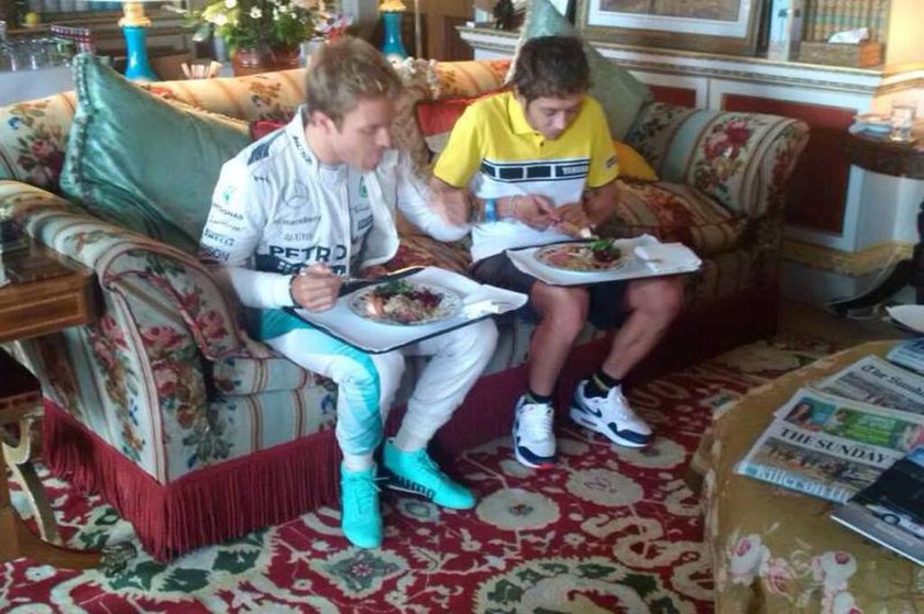 Μόνο στο Goodwood festival of Speed μπορείτε να δείτε τους Rosberg και Rossi να τρώνε δίπλα δίπλα σε δίσκο
