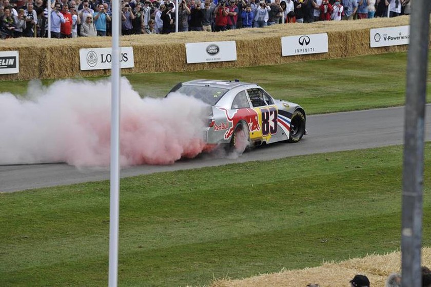 Ο Patrick Friesacher έβαλε φωτιά (στην κυριολεξία) στο Toyota Camry NASCAR μετά τα ατελείωτα χρωματιστά Burnouts
