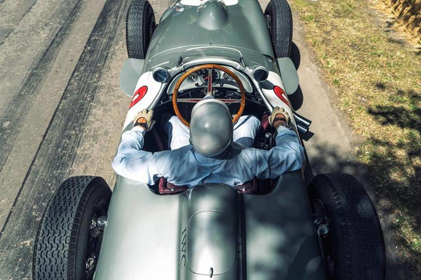 Ο Sir Stirling Moss οδήγησε τη Mercedes 300 SLR (με το νούμερο 722) αλλά και την W196