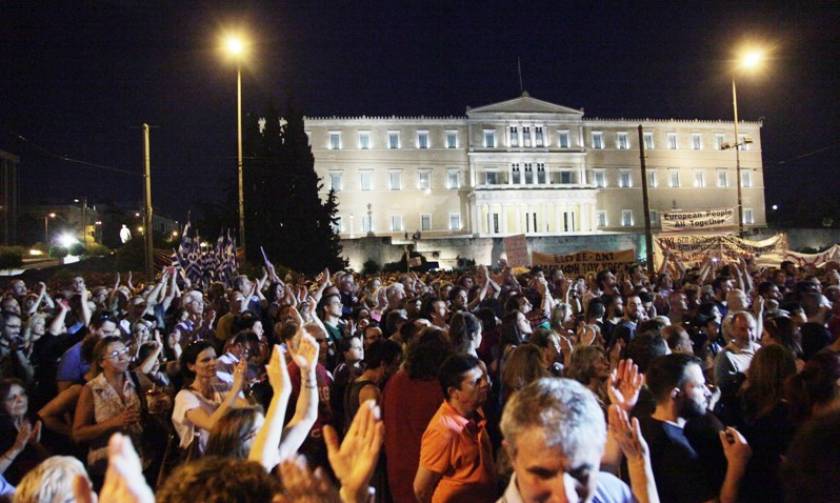 Δημοψήφισμα 2015: Χιλιάδες πολίτες διαδήλωσαν υπέρ του «όχι» στο Σύνταγμα (photos)