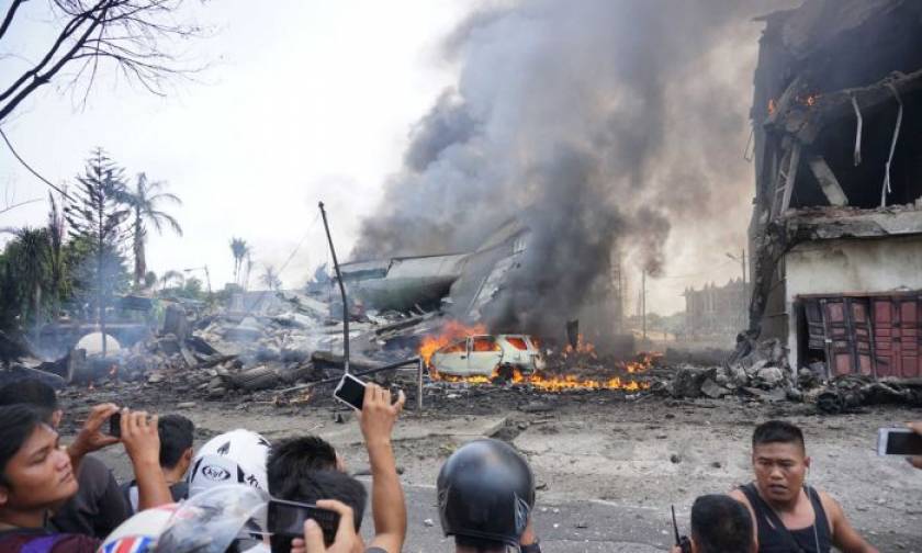 Ινδονησία: Τουλάχιστον 30 νεκροί από τη συντριβή στρατιωτικού αεροπλάνου (videos)