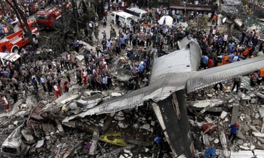 Ινδονησία: Τουλάχιστον 116 νεκροί από τη συντριβή στρατιωτικού αεροσκάφους