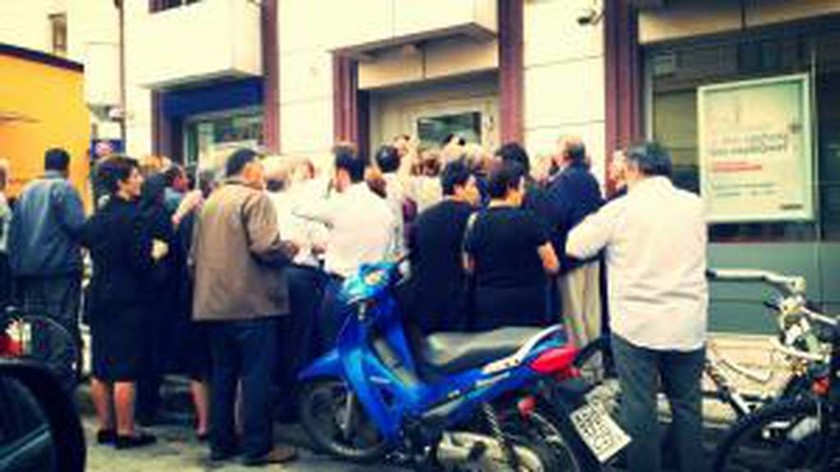 Capital controls: Απίστευτες ουρές συνταξιούχων έξω από τις τράπεζες στα Τρίκαλα (photos)