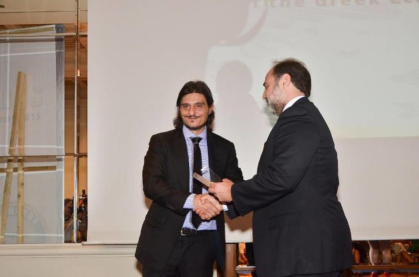 Ο Δ. Γιαννακόπουλος παραλαμβάνει το βραβείο της ΒΙΑΝΕΞ από τον πρόεδρο του Ελληνοβρετανικού Επιμελητηρίου Χάρη Οικονομόπουλο
