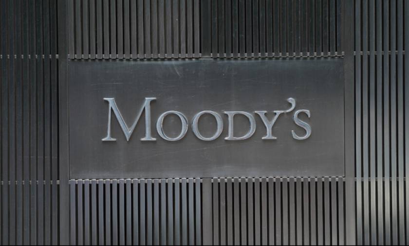 Moody's: Η υποβάθμιση έγινε λόγω των «κινδύνων» που συνδέονται με τη διεξαγωγή του δημοψηφίσματος