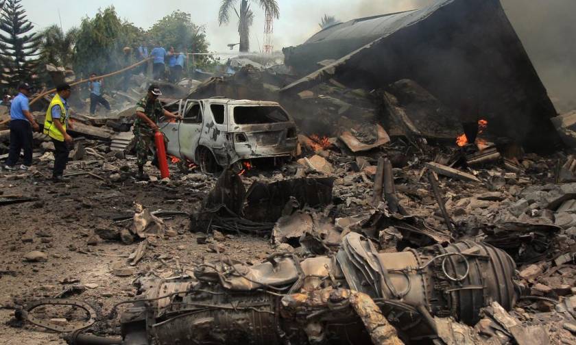 Ινδονησία: Σε βλάβη του κινητήρα οφείλεται η συντριβή του στρατιωτικού αεροπλάνου