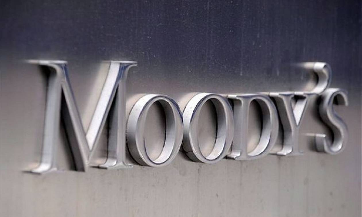 Moody’s: Απειλεί με υποβάθμιση τις ελληνικές τράπεζες