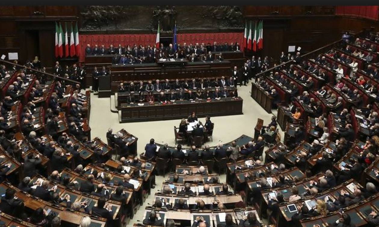 Ελληνικές σημαίες στο ιταλικό κοινοβούλιο-«Πείτε ΟΧΙ»