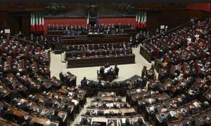 Ελληνικές σημαίες στο ιταλικό κοινοβούλιο-«Πείτε ΟΧΙ»