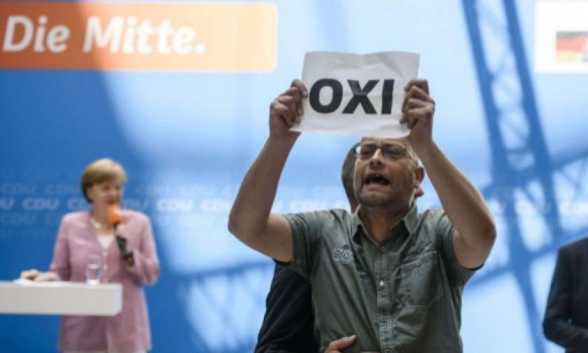 Δημοψήφισμα: Η Μέρκελ απαντά στα… ελληνικά σε ακτιβιστές του «όχι» που τη διέκοψαν (video)