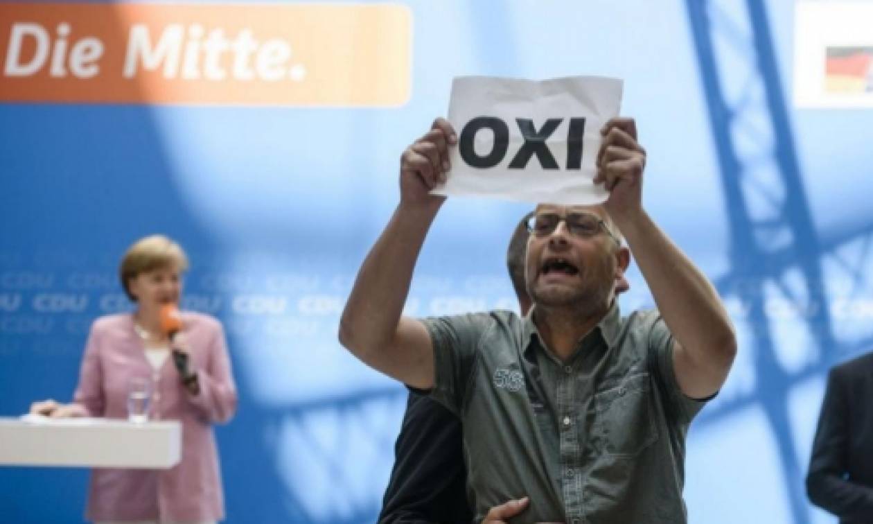 Δημοψήφισμα: Η Μέρκελ απαντά στα… ελληνικά σε ακτιβιστές του «όχι» που τη διέκοψαν (video)