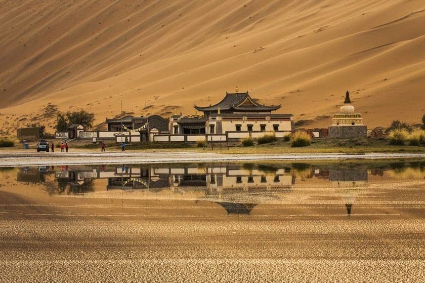 Οι μυστηριώδεις λίμνες της ερήμου Badain στην Κίνα – Τι τις κάνει μοναδικές; (photos)
