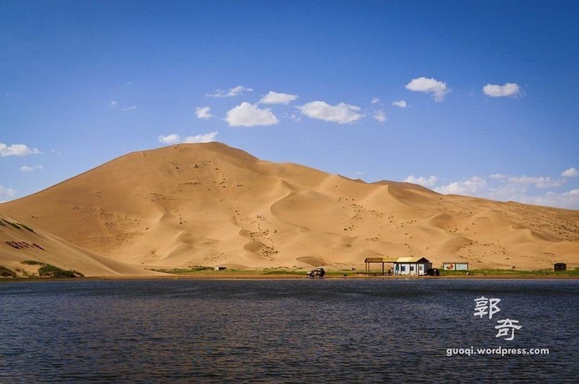 Οι μυστηριώδεις λίμνες της ερήμου Badain στην Κίνα – Τι τις κάνει μοναδικές; (photos)