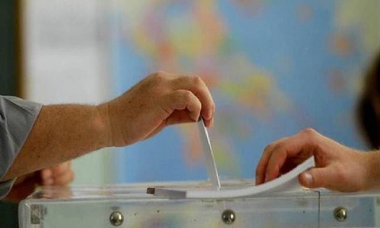 Δημοψήφισμα 2015: Στις κάλπες οι Έλληνες για το κρίσιμο δημοψήφισμα