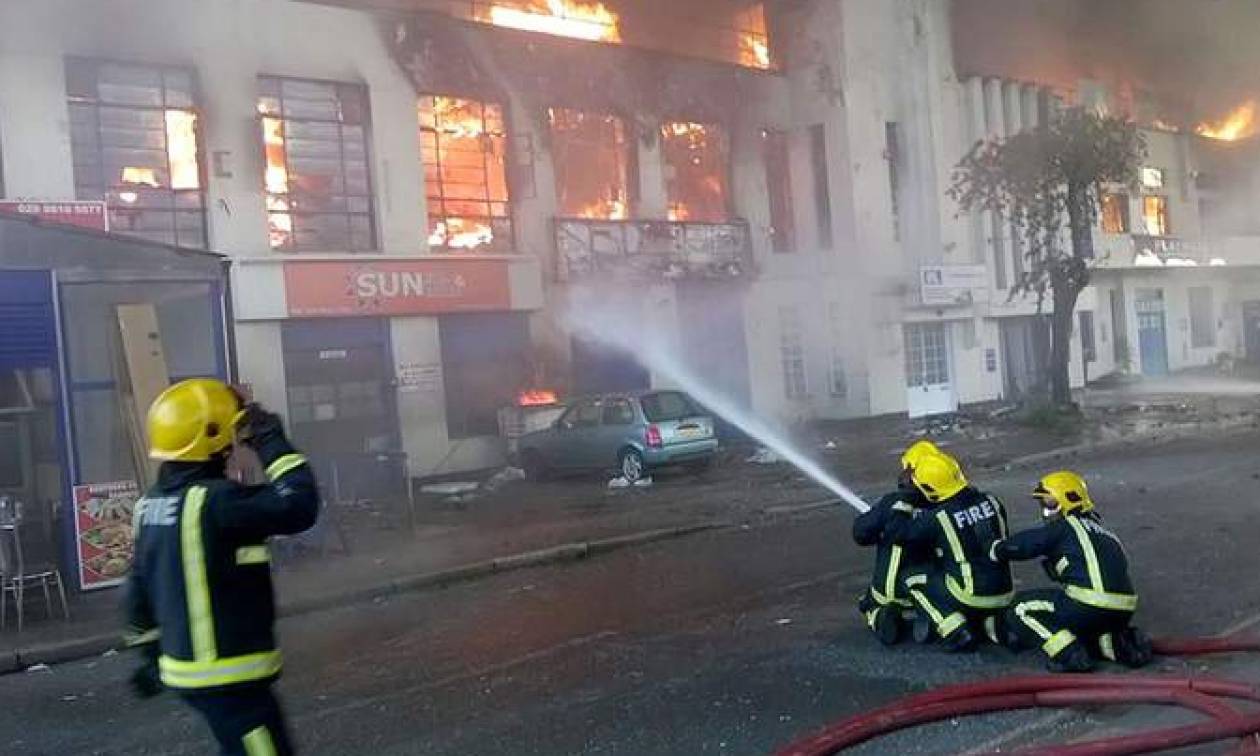 Περισσότεροι από 100 πυροσβέστες δίνουν μάχη με τις φλόγες στο Λονδίνο (photos)