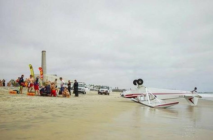 ΗΠΑ: Αεροσκάφος συνετρίβη σε παραλία της Καλιφόρνια (photos)