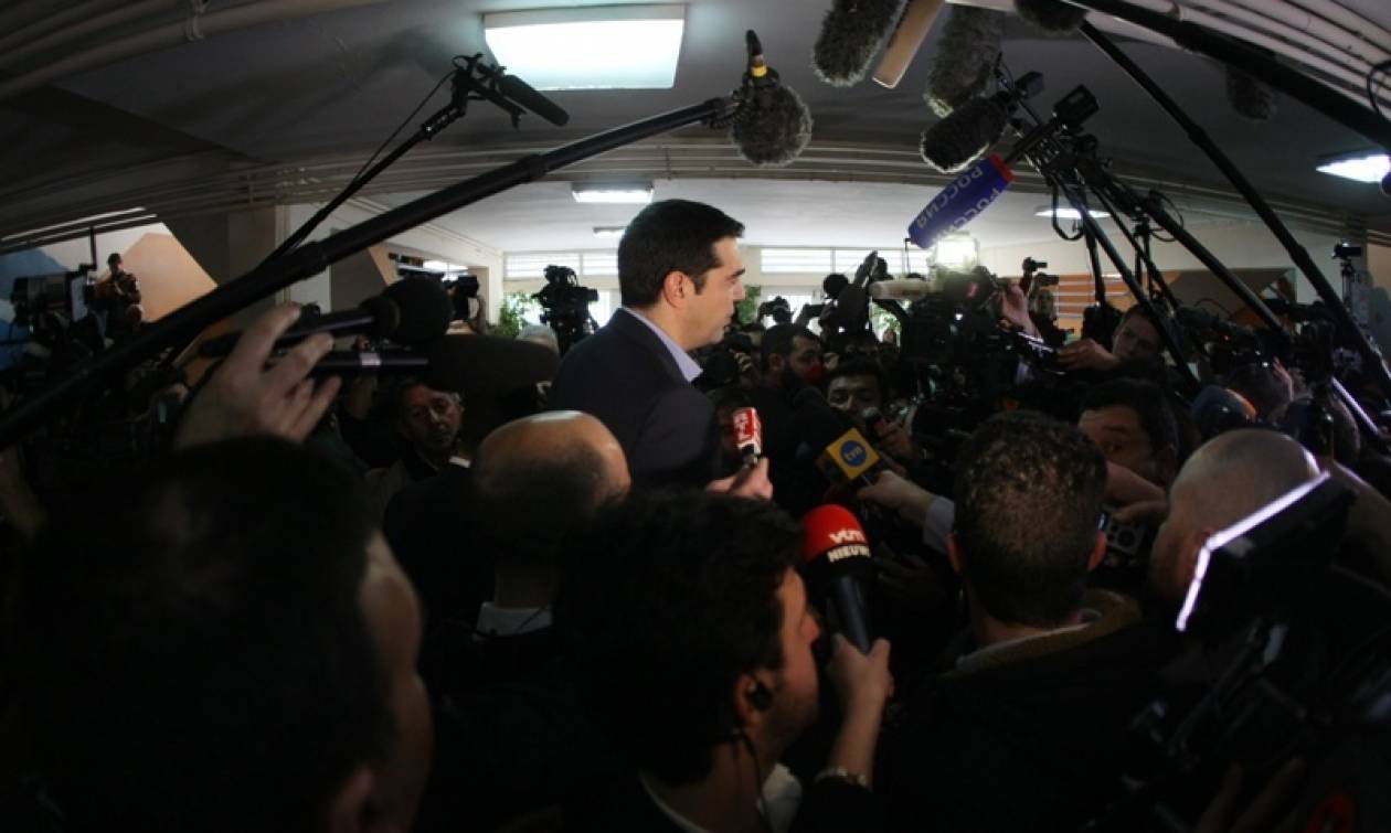Δημοψήφισμα 2015: Κοσμοσυρροή στο εκλογικό κέντρο όπου θα ψηφίσει ο Α. Τσίπρας (Video)