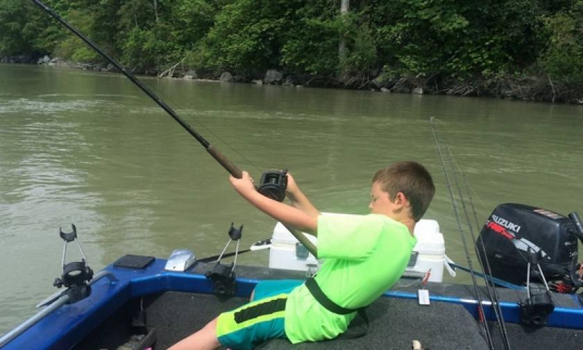 Εννιάχρονος έπιασε ψάρι διπλάσιου μεγέθους από αυτόν... (photos+video)