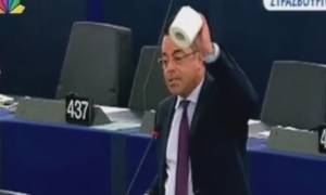 Ευρωβουλευτής υπέρ της Ελλάδας έβγαλε χαρτί υγείας και ζήτησε από τον Γιούνκερ να παραιτηθεί (video)