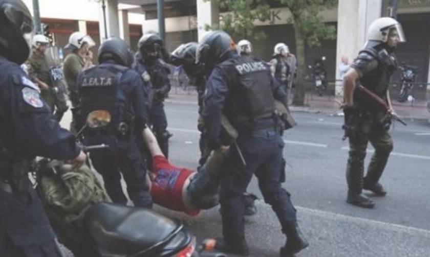 Δημοψήφισμα: ΕΔΕ για τη σύλληψη διαδηλωτή στο Σύνταγμα