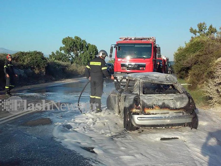 Αυτοκίνητο εξετράπη στο Πυθάρι και τυλίχτηκε στις φλόγες (photos)