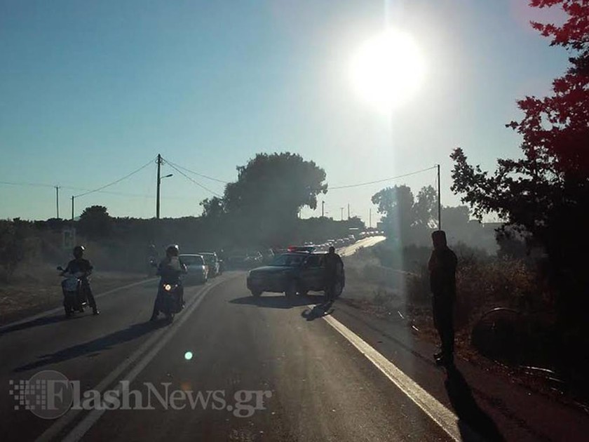 Αυτοκίνητο εξετράπη στο Πυθάρι και τυλίχτηκε στις φλόγες (photos)