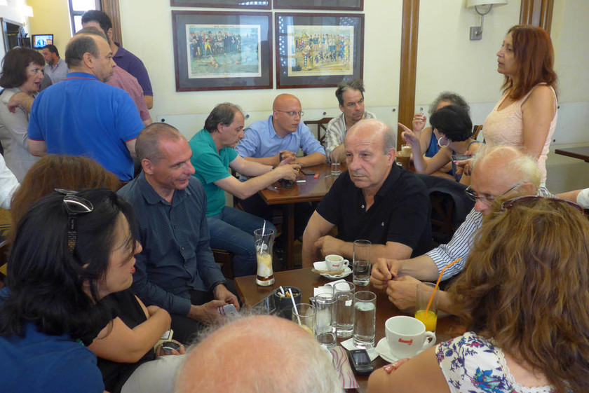 Διαπραγματεύσεις - Ο Βαρουφάκης τρόλαρε τους δημοσιογράφους στο καφενείο της Βουλής! (pics)