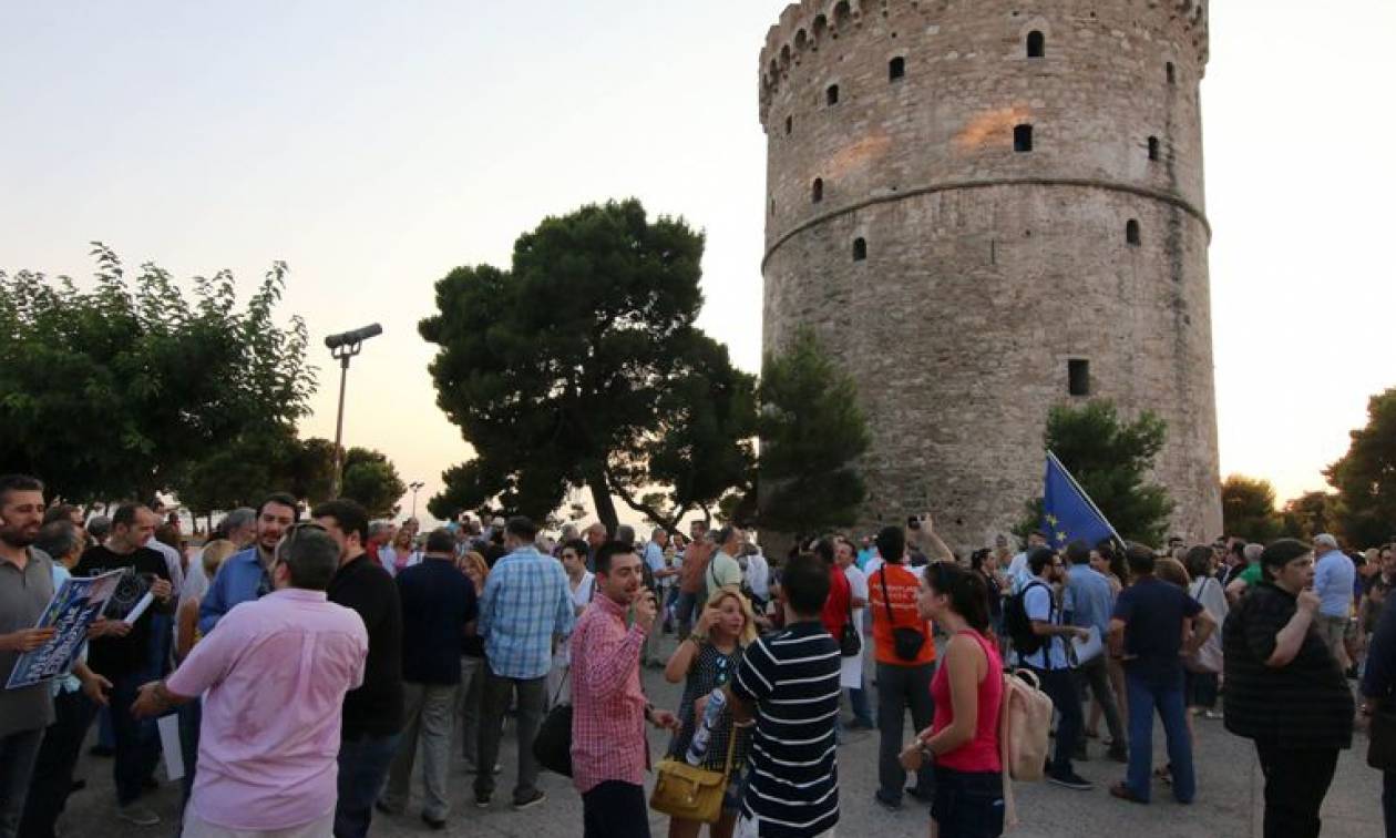 Θεσσαλονίκη: Συγκέντρωση στον Λευκό Πύργο υπέρ της παραμονής στο ευρώ