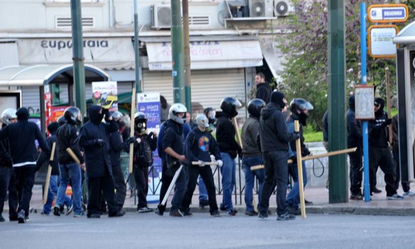 Επεισόδια με κουκουλοφόρους στο κέντρο της Αθήνας - Προκάλεσαν ζημιές σε εταιρεία