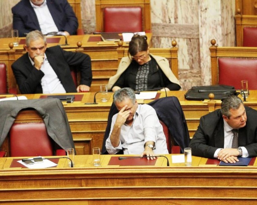 Συμφωνία: Νυσταγμένοι και κατάκοποι οι βουλευτές στα έδρανα της Βουλής (pics)