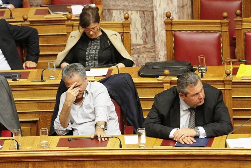Συμφωνία: Νυσταγμένοι και κατάκοποι οι βουλευτές στα έδρανα της Βουλής (pics)
