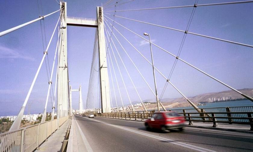 Θρίλερ στη Χαλκίδα με άνδρα που απειλούσε να πέσει από την υψηλή γέφυρα