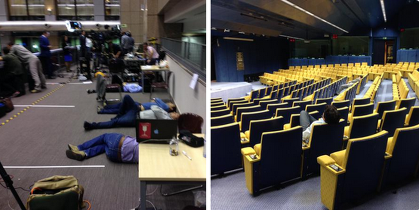 Σύνοδος Κορυφής – Οι δημοσιογράφοι «λύγισαν» και χαλαρώνουν… στο πάτωμα (photo)