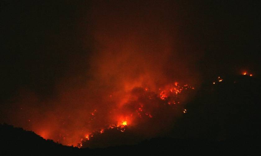 Ηράκλειο: Δύσκολη βραδιά στην Αγία Πελαγία λόγω μεγάλης φωτιάς