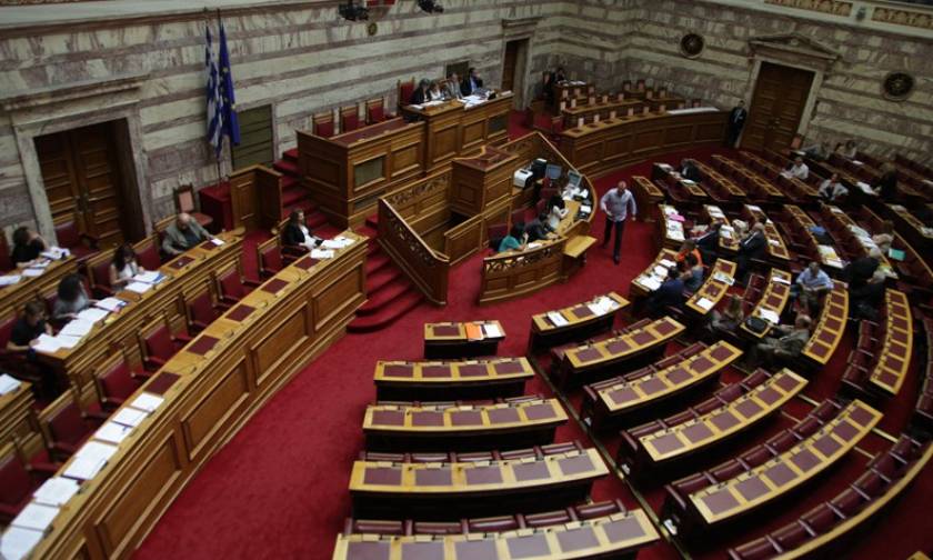 Συμφωνία: Επαφές βουλευτών και στελεχών του ΣΥΡΙΖΑ στη Βουλή