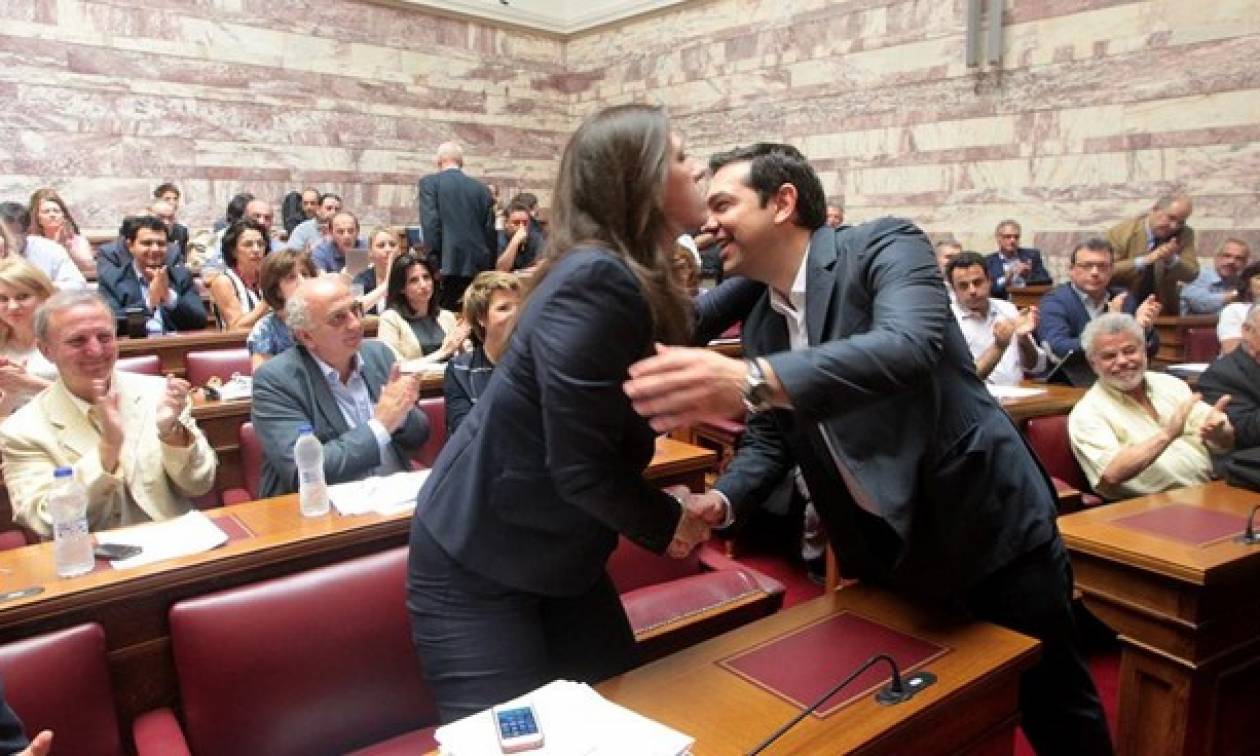 Με θερμό χειροκρότημα έγινε δεκτός ο πρωθυπουργός στην ΚΟ του ΣΥΡΙΖΑ