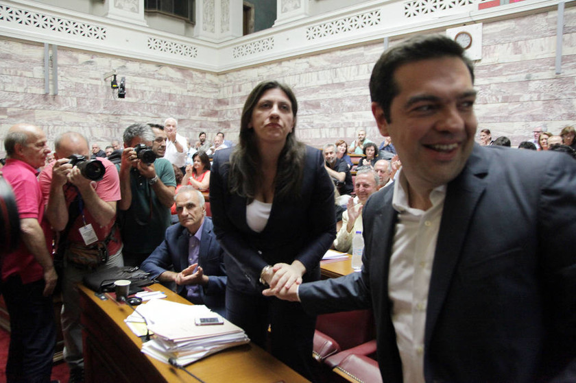 Βουλή: Το φιλί Τσίπρα - Κωνσταντοπούλου καρέ – καρέ (pics)