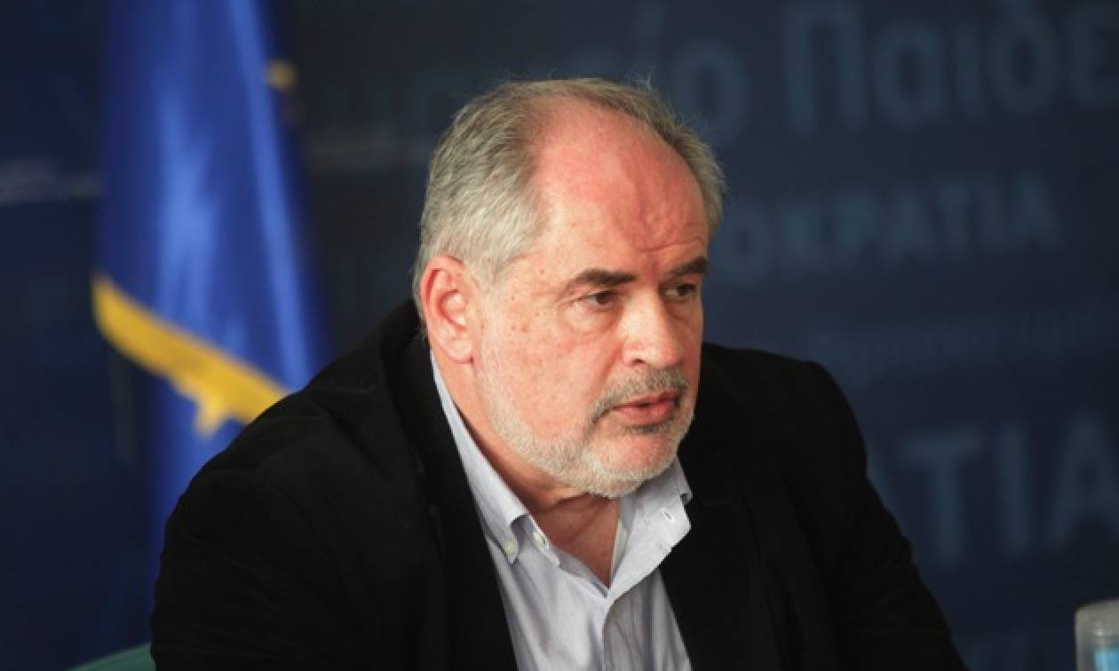 Φωτάκης: Διαψεύδει ότι είναι ο υπουργός που «σήκωσε» τα 200.000 ευρώ πριν τα capital controls