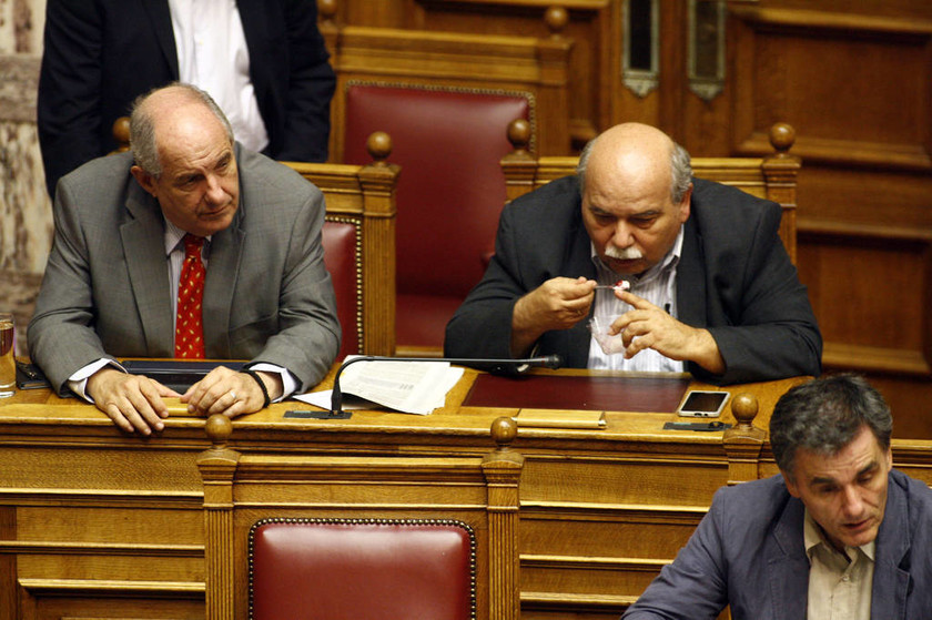 Βουλή: Όταν ο Βούτσης δεν μπόρεσε να αντισταθεί σε ένα cheesecake! (photos)