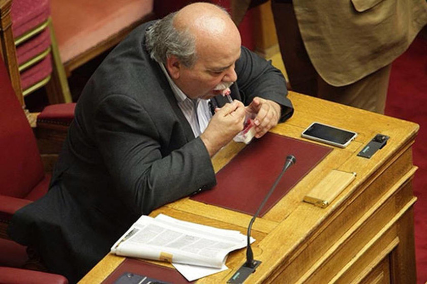 Βουλή: Όταν ο Βούτσης δεν μπόρεσε να αντισταθεί σε ένα cheesecake! (photos)