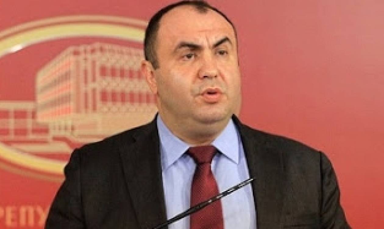 Σκόπια: Ο αναπληρωτής πρωθυπουργός δίνει μπουνιά σε δημοσιογράφο(vid)