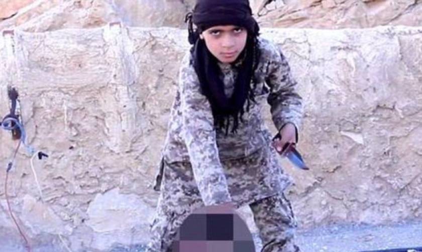 Σοκ από το Ισλαμικό Κράτος: Παιδί αποκεφαλίζει στρατιώτη (photos)
