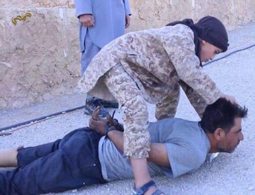 Σοκ από το Ισλαμικό Κράτος: Παιδί αποκεφαλίζει στρατιώτη (photos)   