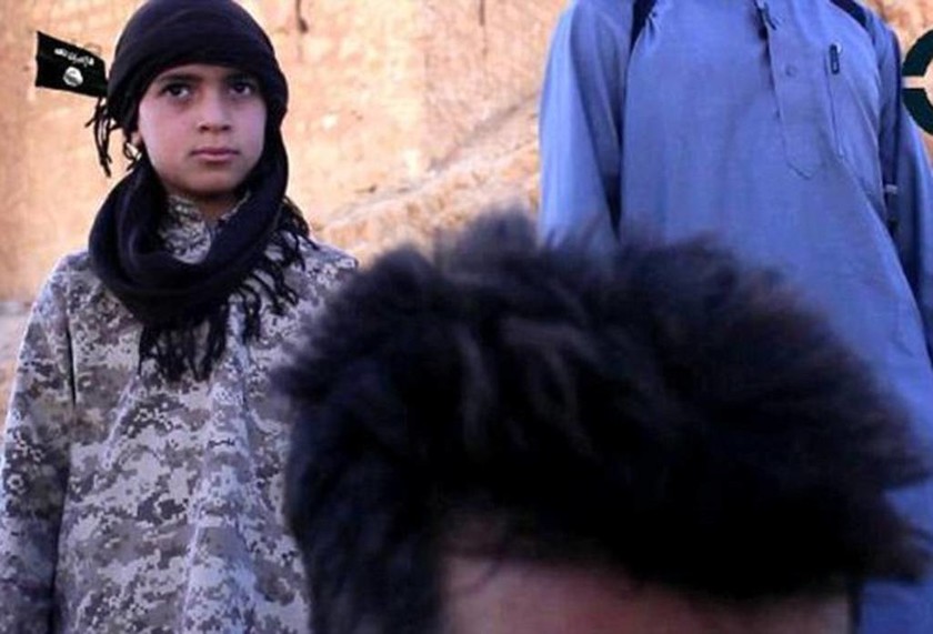 Σοκ από το Ισλαμικό Κράτος: Παιδί αποκεφαλίζει στρατιώτη (photos)   
