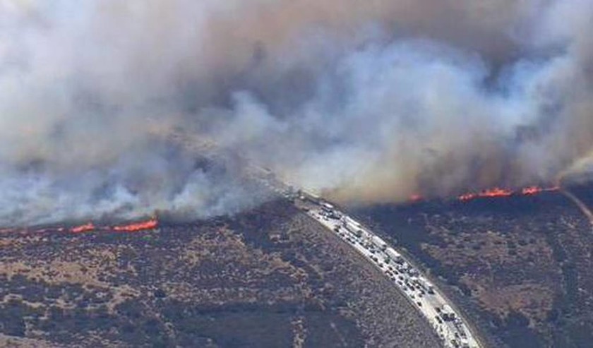 Καλιφόρνια: Μεγάλη πυρκαγιά έφτασε μέχρι τον αυτοκινητόδρομο-20 οχήματα κάηκαν ολοσχερώς (photos)