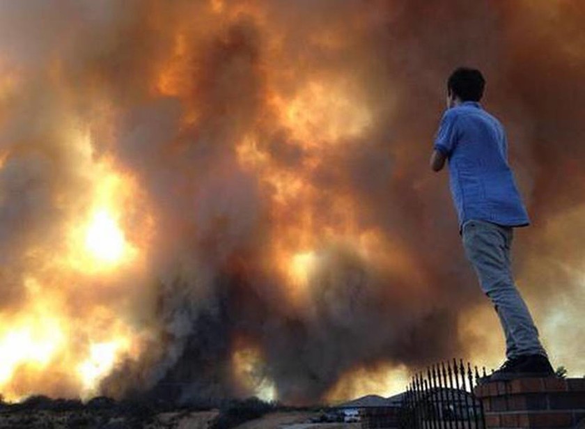 Καλιφόρνια: Μεγάλη πυρκαγιά έφτασε μέχρι τον αυτοκινητόδρομο-20 οχήματα κάηκαν ολοσχερώς (photos)