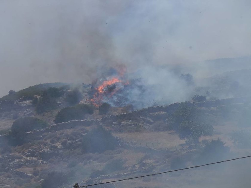 Σύρος: Μεγάλη πυρκαγιά απείλησε σπίτια (photos+vid)