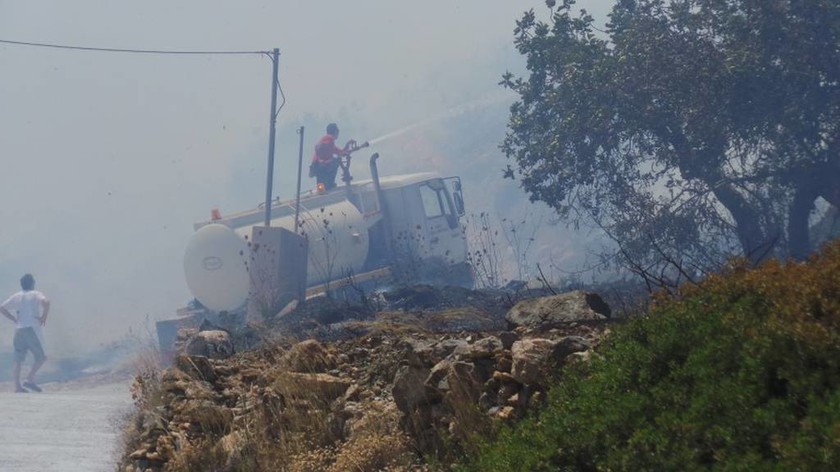 Σύρος: Μεγάλη πυρκαγιά απείλησε σπίτια (photos+vid)